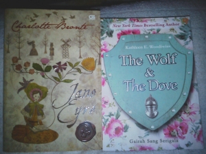 Kathleen E. Woodiwiss - The Wolf & The Dove Rp 40.000 CharrLotte Bronte - Jane Eyre Rp 45.000